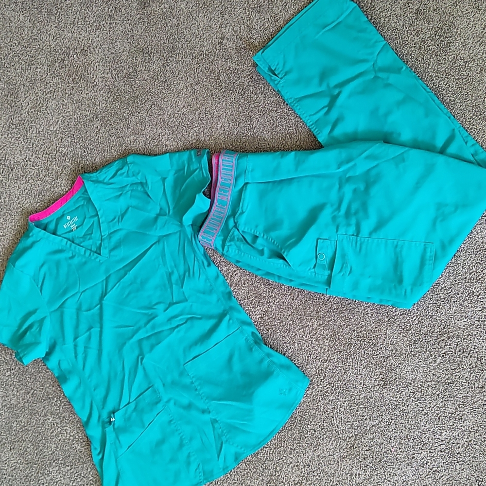 MEDCOUTURE top and bottom scrub set